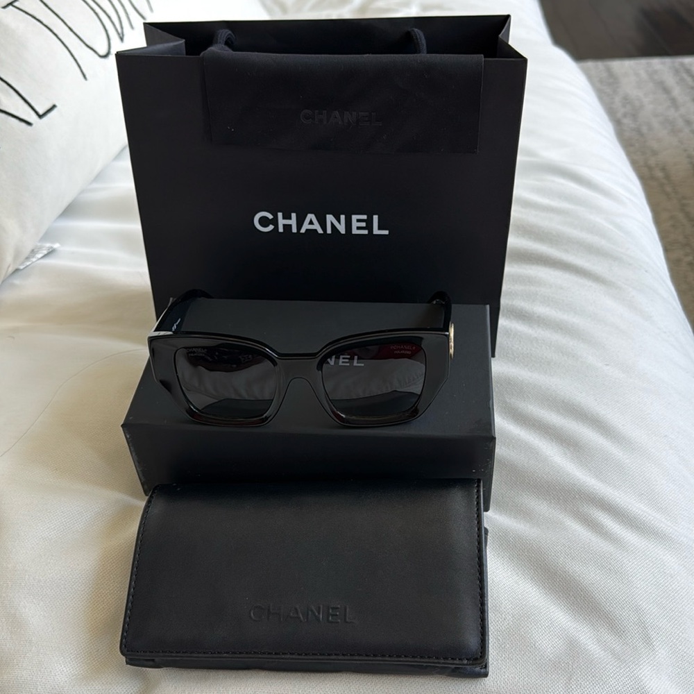 CHANEL authentic sunglasses! Bag, cleaning cloth, case, box and sunglasses